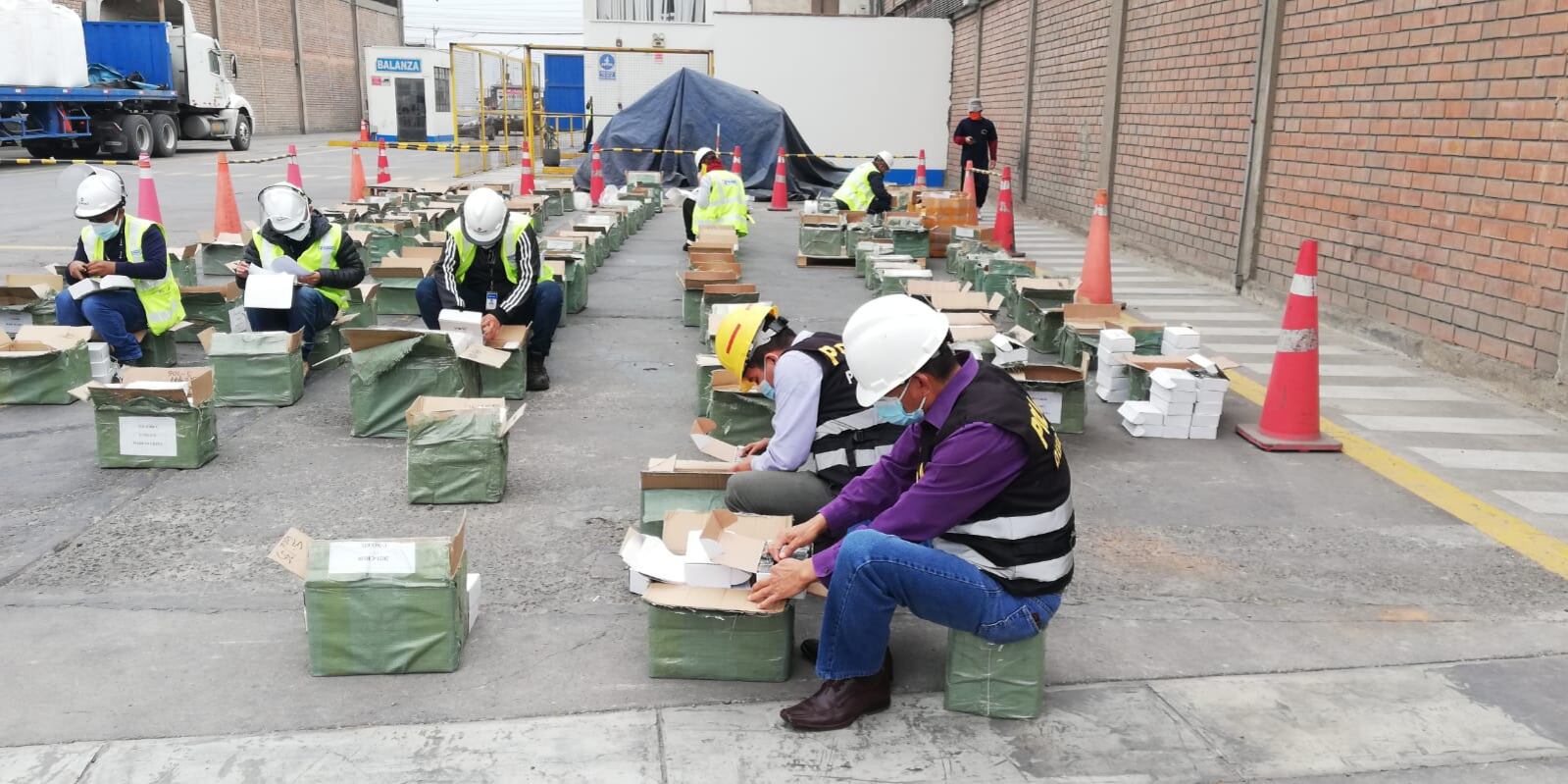 Policías de la Dirección de la Policía Fiscal (DIRPOFIS) decomisaron millonario lote de baterías de contrabando para celulares.