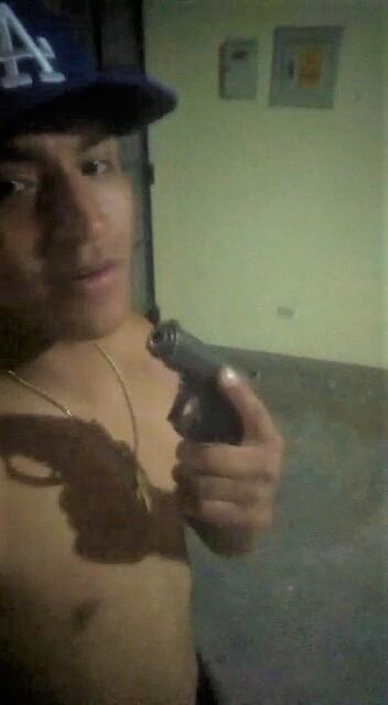 Carlos Jesús Solano Erazo (26) se grababa y tomaba fotos portando armas en forma amenazadora.