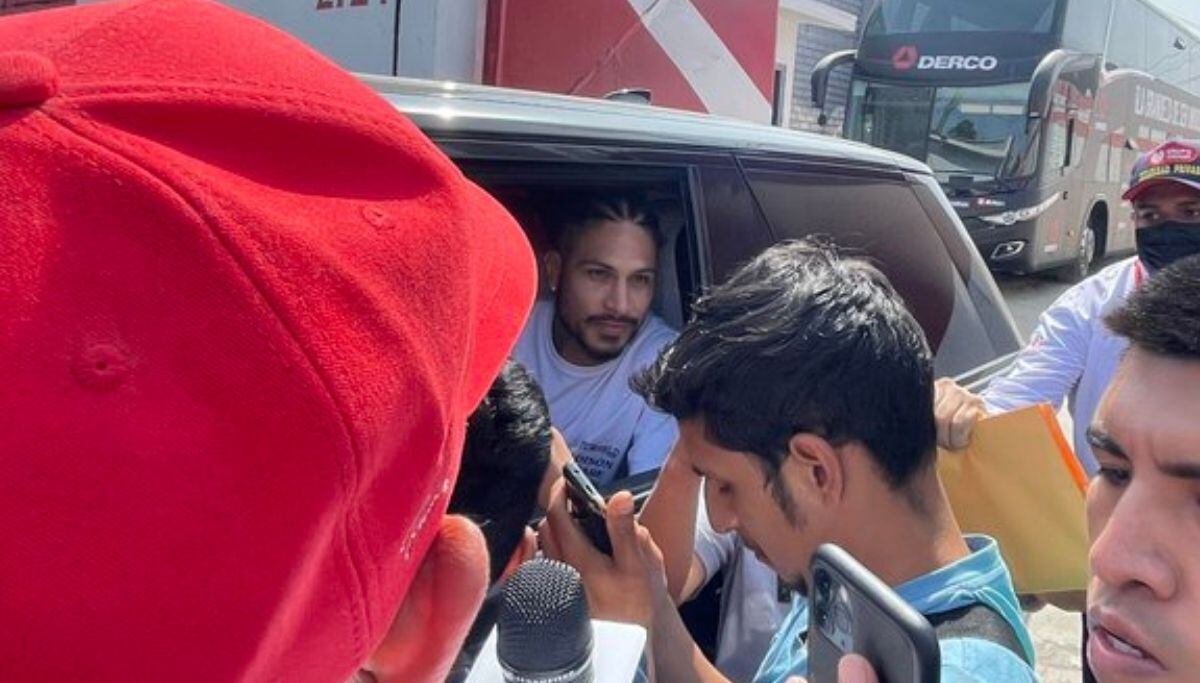 Paolo Guerrero atendió a la prensa ala salida de la Videna (@Americatv)