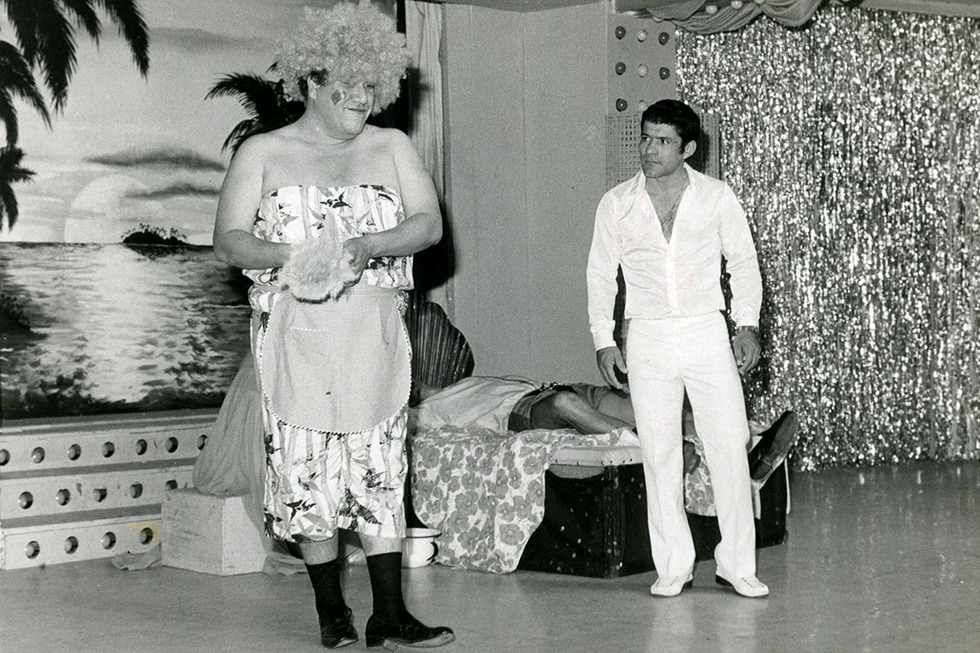 A los 17 años, Barraza ingresa a la Universidad Católica a estudiar la carrera de Ciencias de la comunicación; carrera que no concluye, pues decide enfocarse en el humor que desarrolló durante su infancia.