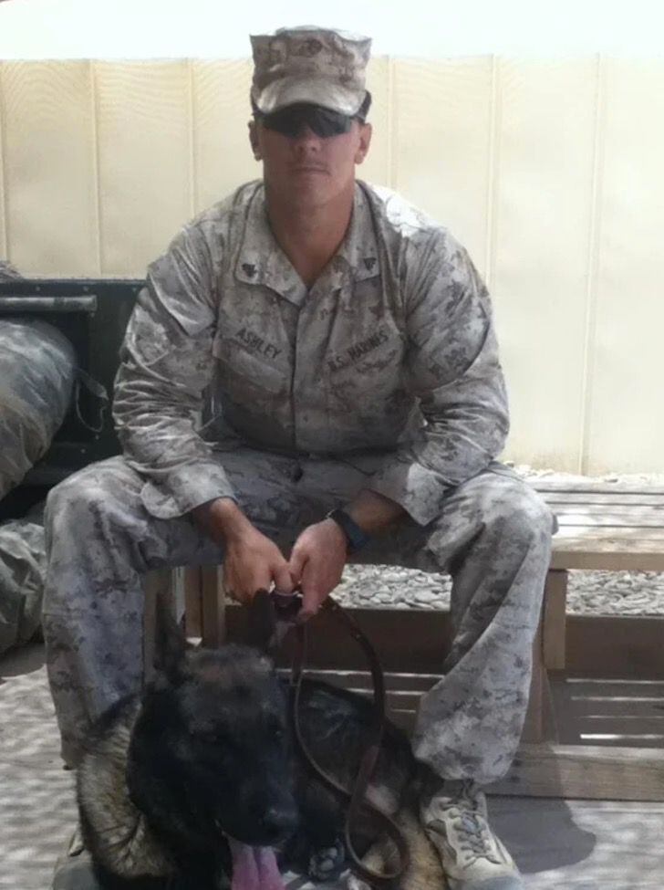 El sargento Joshua Ashley, fotografiado con su perro militar, Sirius, mientras servía en Afganistán. (Foto: Tammie Ashley)