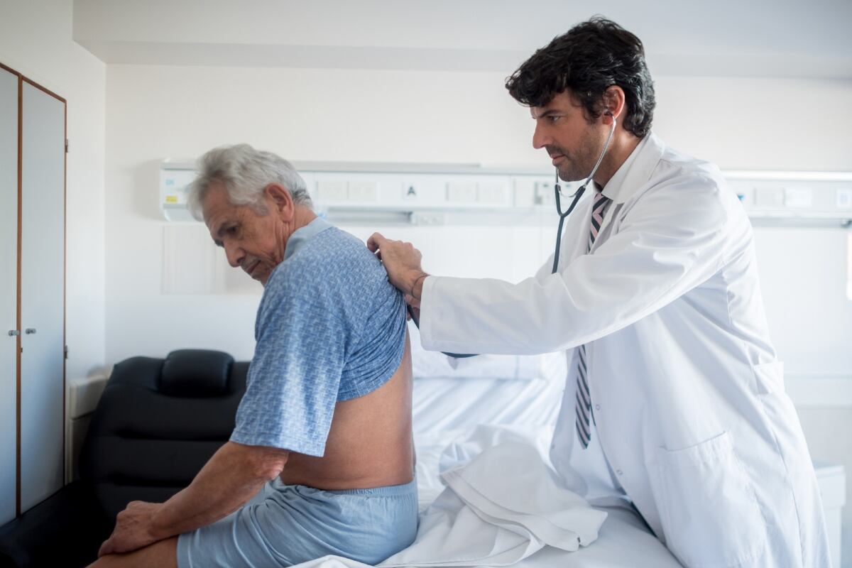 Adulto mayor con neumonía. Foto: Istock.