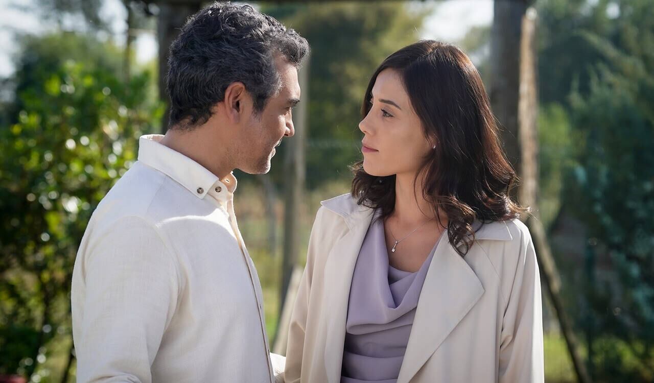 La serie turca "Infiel" es protagonizada por los famosos actores turcos Caner Cindoruk y Cansu Dere (Foto: Infiel / Medyapim)