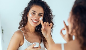 Cuida tu piel en verano: ¿Cómo prevenir manchas y primeros signos de envejecimiento?