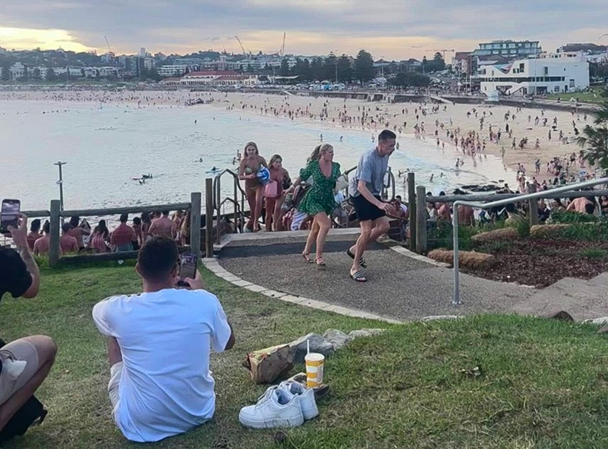 Ataque terrorista en playa de Australia. Foto: Mike Ortiz / UGC / AFP