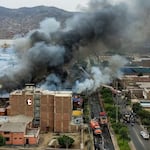 ¡Infierno en Huachipa! Voraz incendio arrasa almacén clandestino con explosiones y pone en alerta a vecinos