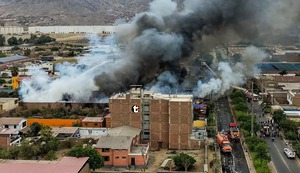 ¡Infierno en Huachipa! Voraz incendio arrasa almacén clandestino con explosiones y pone en alerta a vecinos