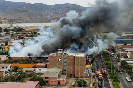 ¡Infierno en Huachipa! Voraz incendio arrasa almacén clandestino con explosiones y pone en alerta a vecin...