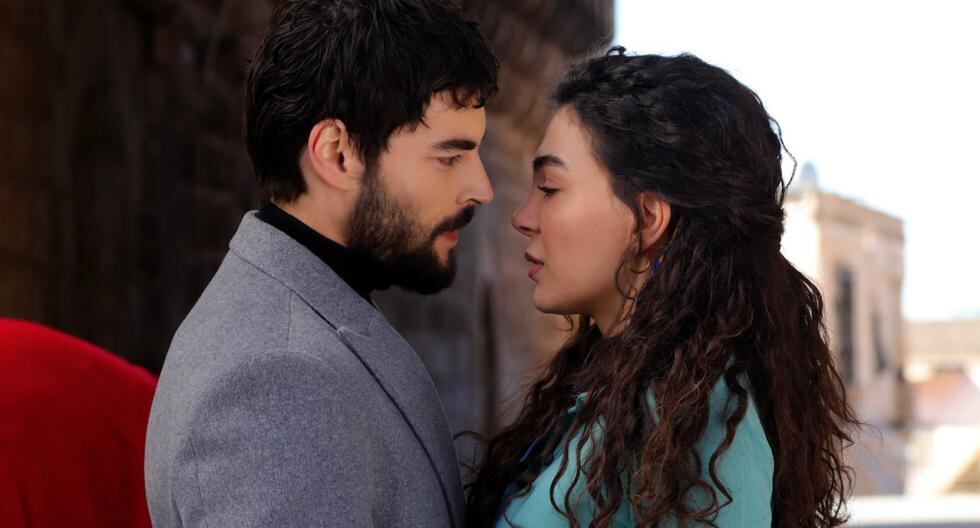 Los actores Ebru Şahin y Akin Akinözü protagonizan la telenovela Hercai.