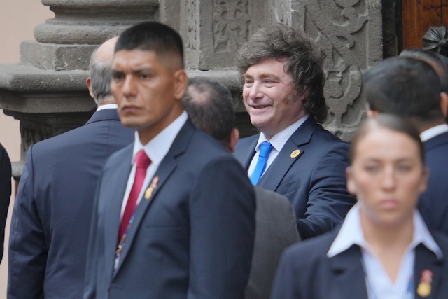 El presidente de Argentina, Javier Milei, saluda tras reunirse con la presidenta electa de Perú, Keiko Fujimori, previo a la investidura de la mandataria este martes, en Lima (Perú). Foto: EFE/ John Reyes Mejia