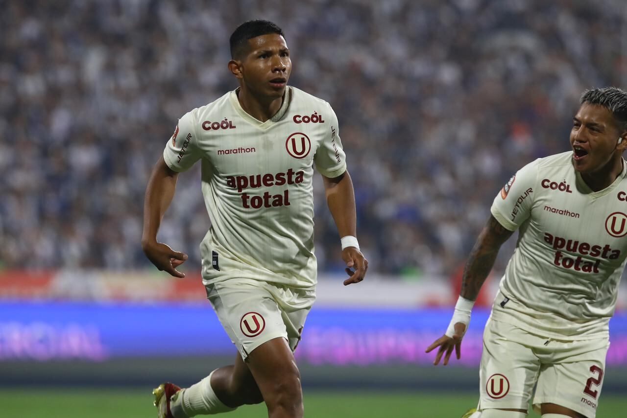Gol de 'Orejas' Flores para el 1-0 de Universitario sobre Alianza Lima. (Foto: Leonardo Fernández / @photo.gec)