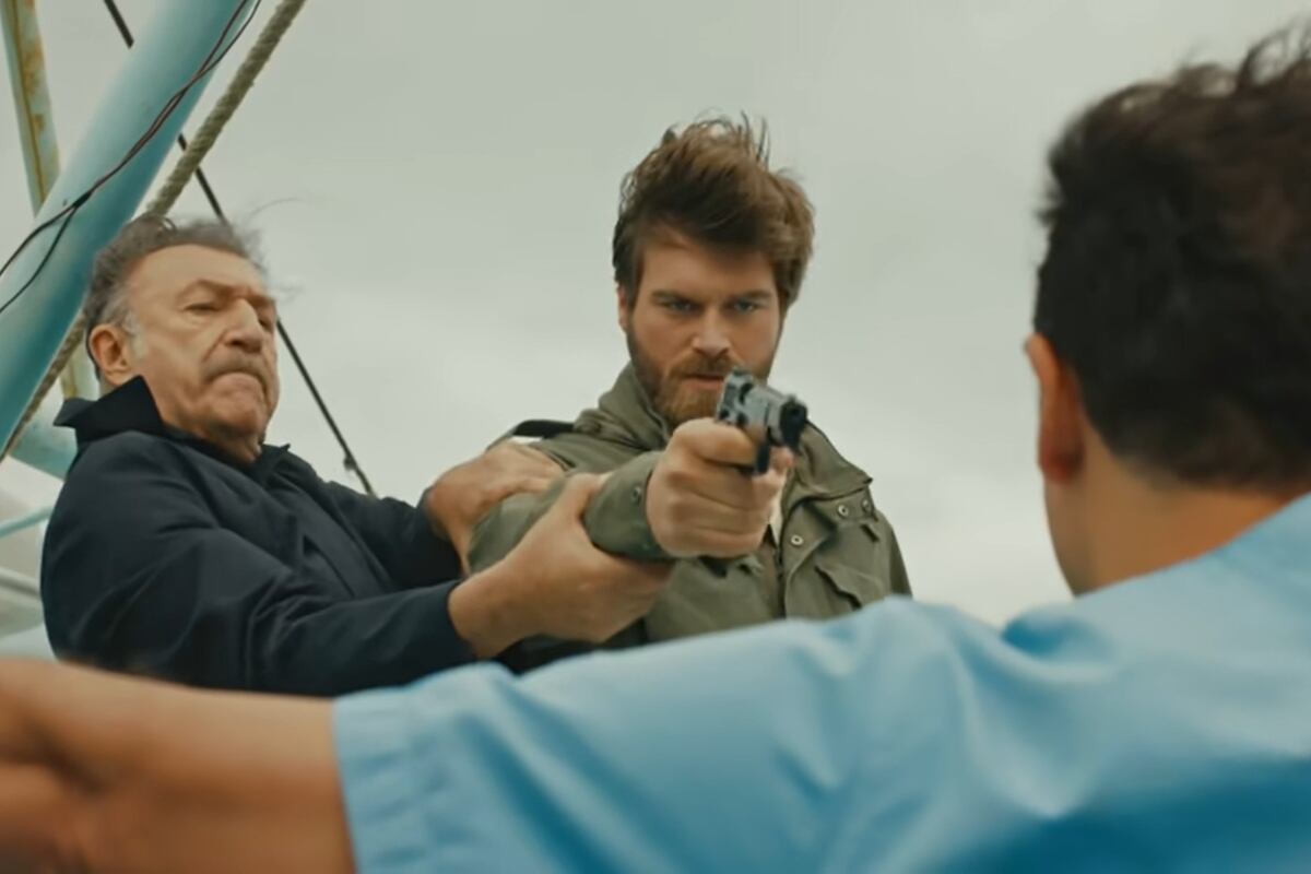 Cesur a punto de asesinar a Rıza, mientras Tahsin intenta detenerlo (Foto: Ay Yapım)