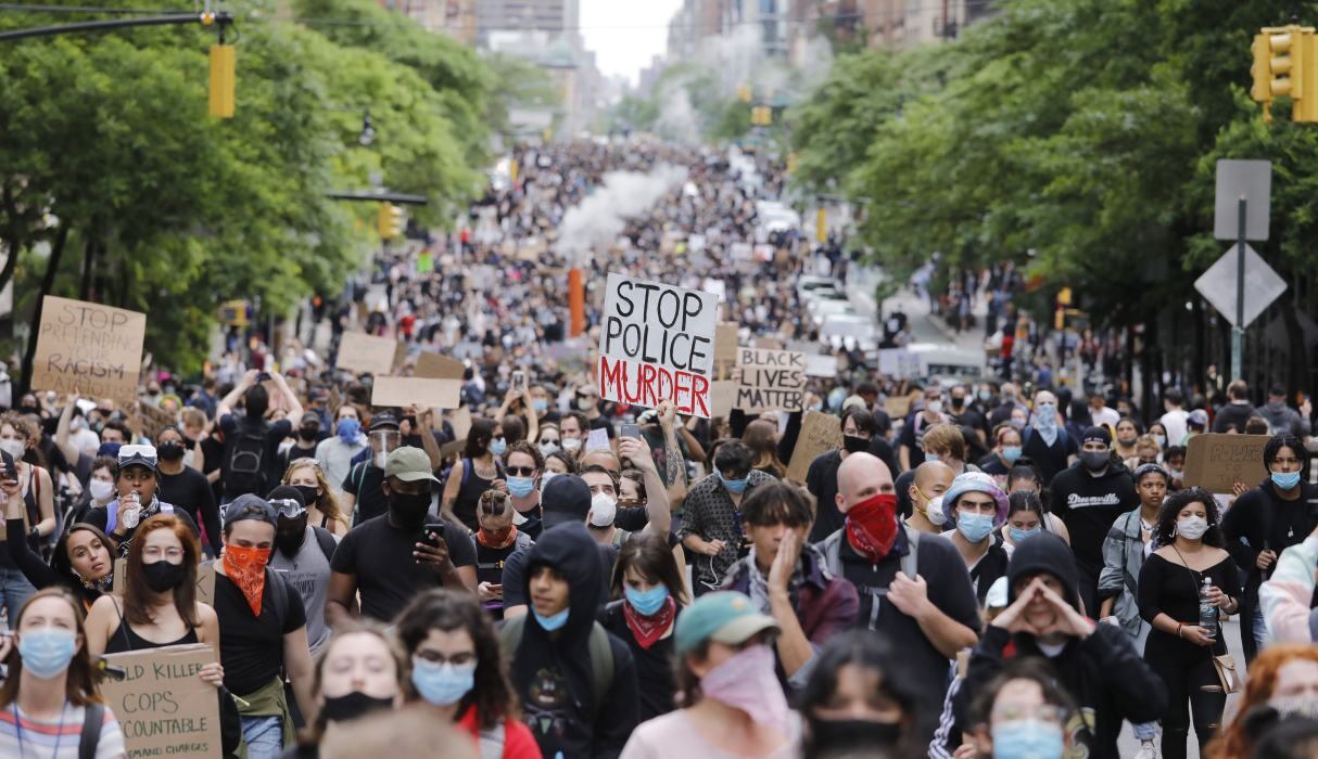 Manifestantes marchan por la muerte de George Floyd en la Primera Avenida en Nueva York. (EFE/EPA/JUSTIN LANE).