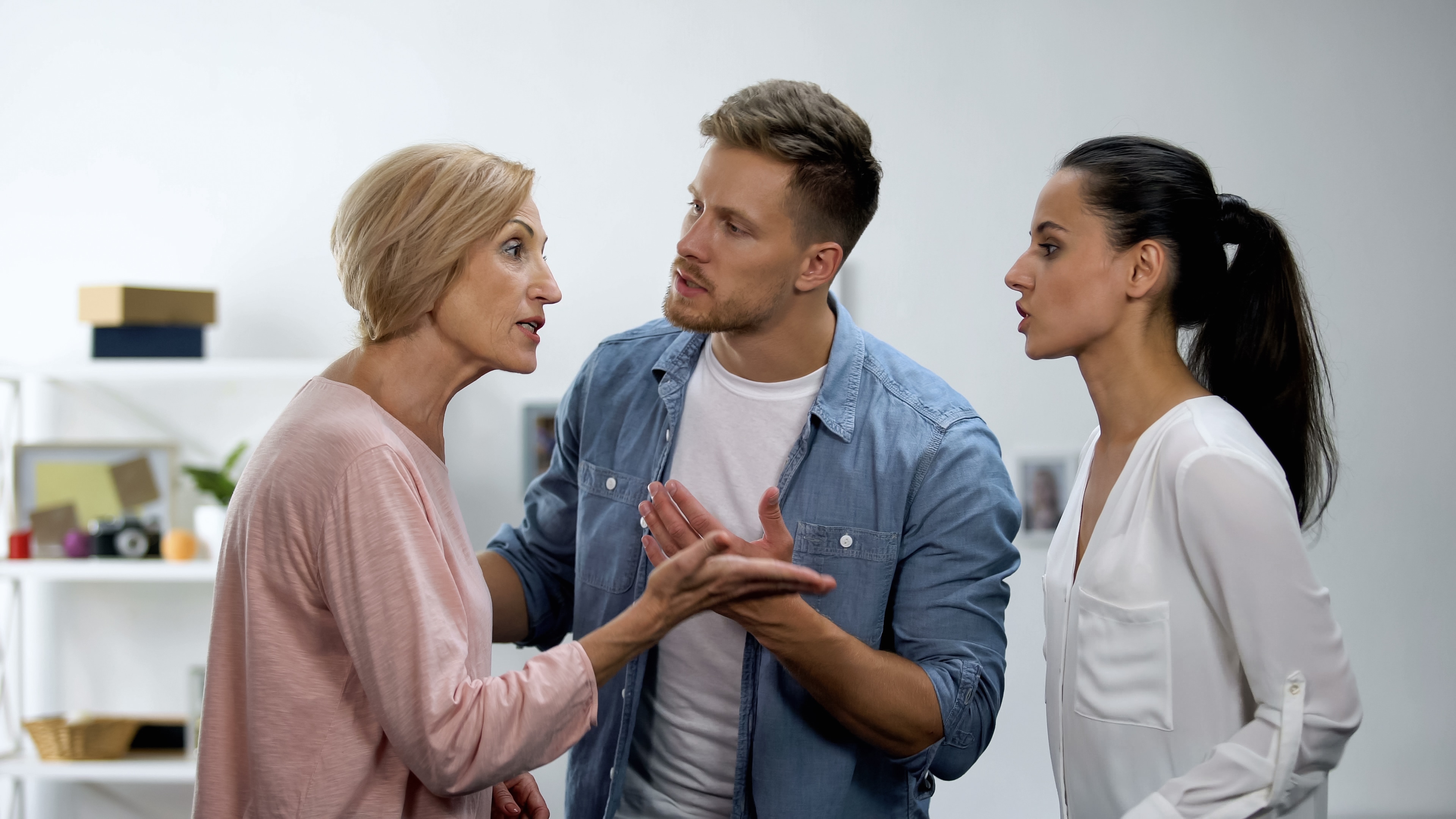 Cuando inicias una relación, la familia también pasa por un proceso de adaptación. Y muchas veces el rechazo inicial no significa desaprobación real, sino miedo a perder su rol en tu vida. Foto: Istock