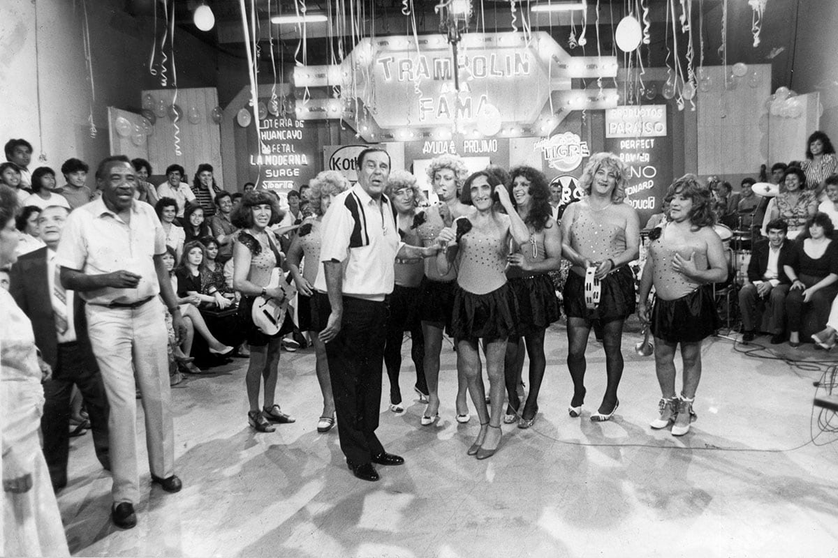 Imposible dejar de nombrar a los coanimadores, Ingeborg Zwinkel (la nolvidable Gringa Inga), Leonidas Carbajal, Felipe Pomiano (Tribilín), Violeta Ferreyros estos personajes lograron identificarse tanto con el público, que forman parte de la historia de nuestra televisión y siempre serán recordados con mucho cariño. Ya en los años finales del programa, Ferrando abrió un espacio a los cómicos de la calle conocidos como "Los Cómicos Ambulantes", entre ellos figuran Tripita, Mondonguito, El Poeta de la Calle y el Cholo Cirilo, entre otros. Fue un programa muy exitoso, ya que tenía una cifra inalcanzable de índice de audiencia