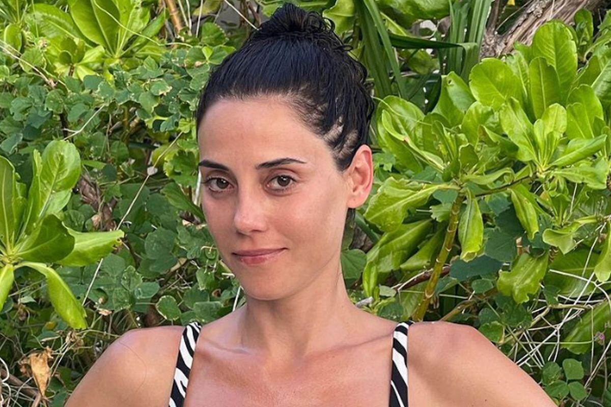 Cansu Dere posando para sus seguidores en redes sociales (Foto: Cansu Dere / Instagram)