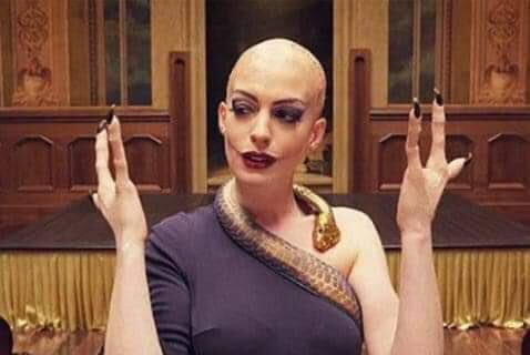 Las manos que tiene Anne Hathaway en "The Witches". (Foto: Twitter / @Cromerofr).