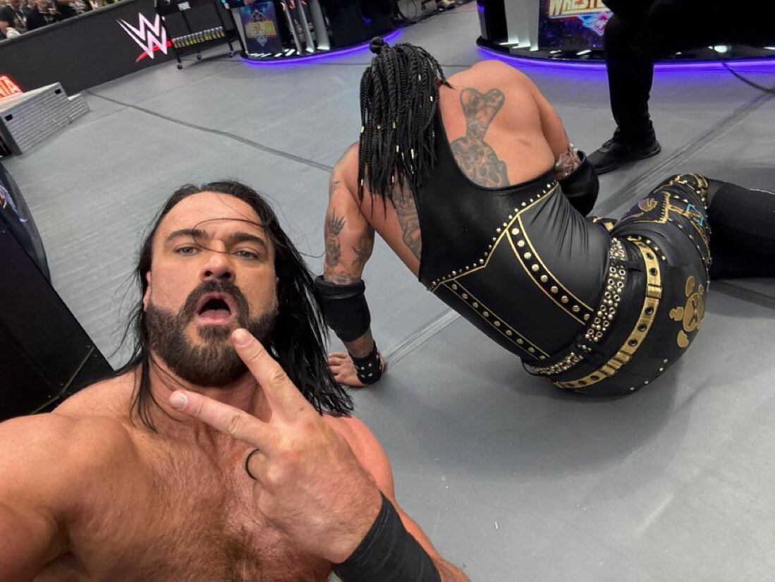 Drew McIntyre se tomó un selfie en medio de la lucha.