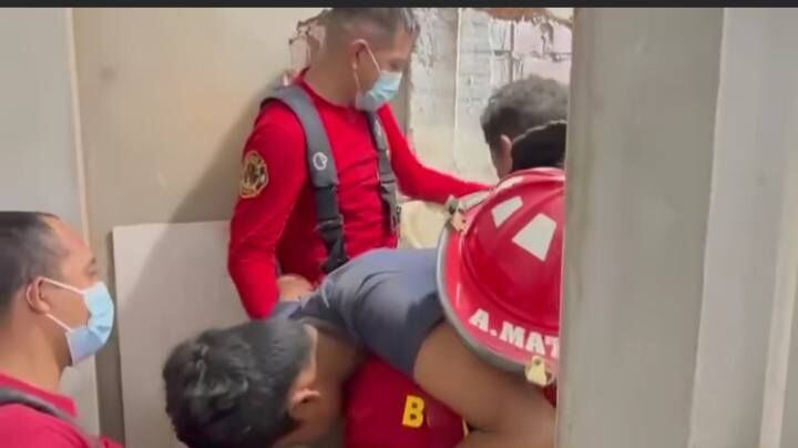Bomberos rescataron niño atrapado entre paredes en Puente Piedra.