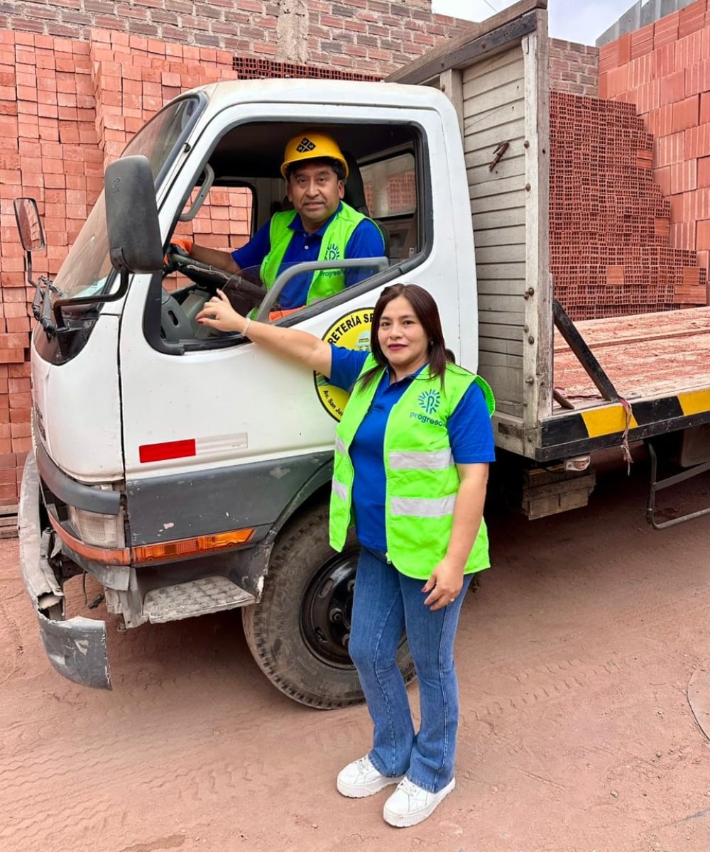 Conoce la historia de esta pareja que lleva más de 25 años trabajando juntos en su ferretería y cómo la confianza de sus clientes los convirtió en referentes de la construcción. Foto: Estefany Valladares.