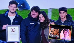Jean Ferrari recibe emotiva despedida de Universitario en el duelo con Comerciantes Unidos | VIDEO