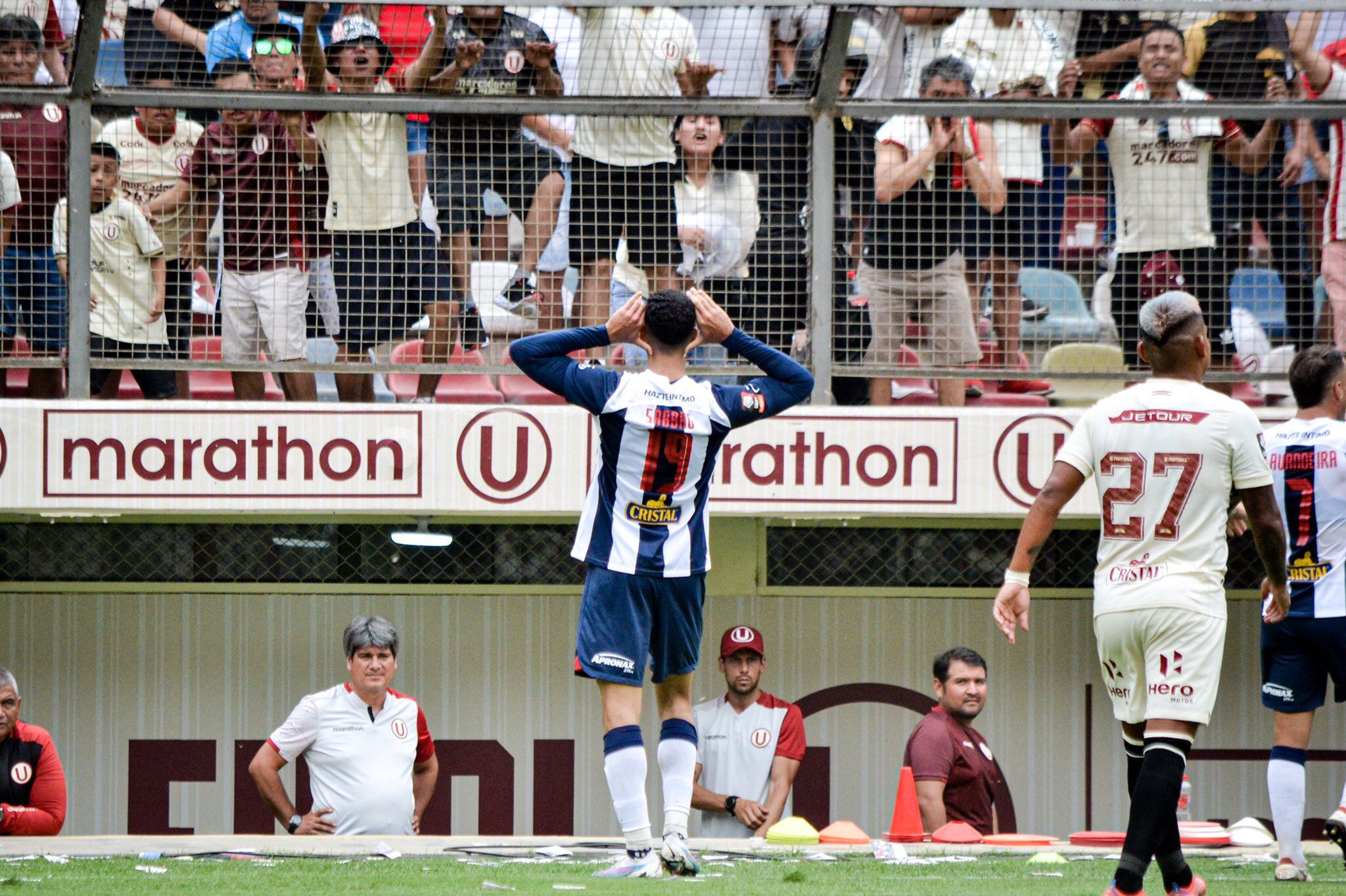 Pablo Sabbag celebrando su gol ante la hinchada de Universitario de Deportes (Foto: Twitter/@MisaelPS28).