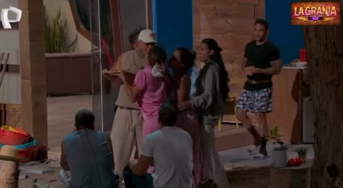 Shirley Arica pateó la comida de Pamela López y se armó la bronca.