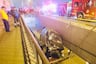 ¡De terror! Auto se despista, rompe la protección y cae al acceso subterráneo del Metropolitano del Centro Cívico