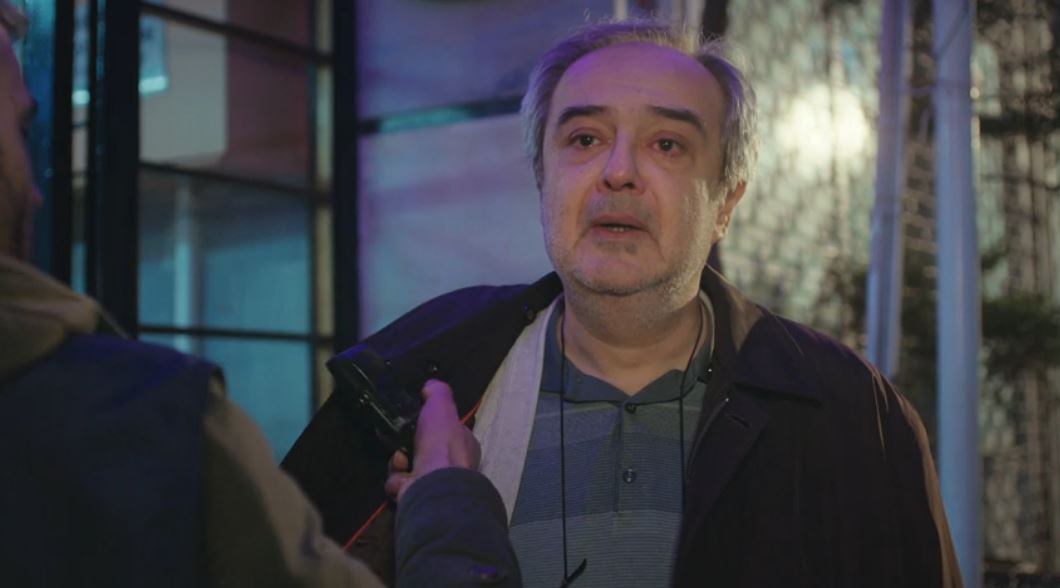 Mientras es arrastrada al coche policial, Sirin ve cómo le retiran un micrófono a su padre. (Foto: Antena 3)