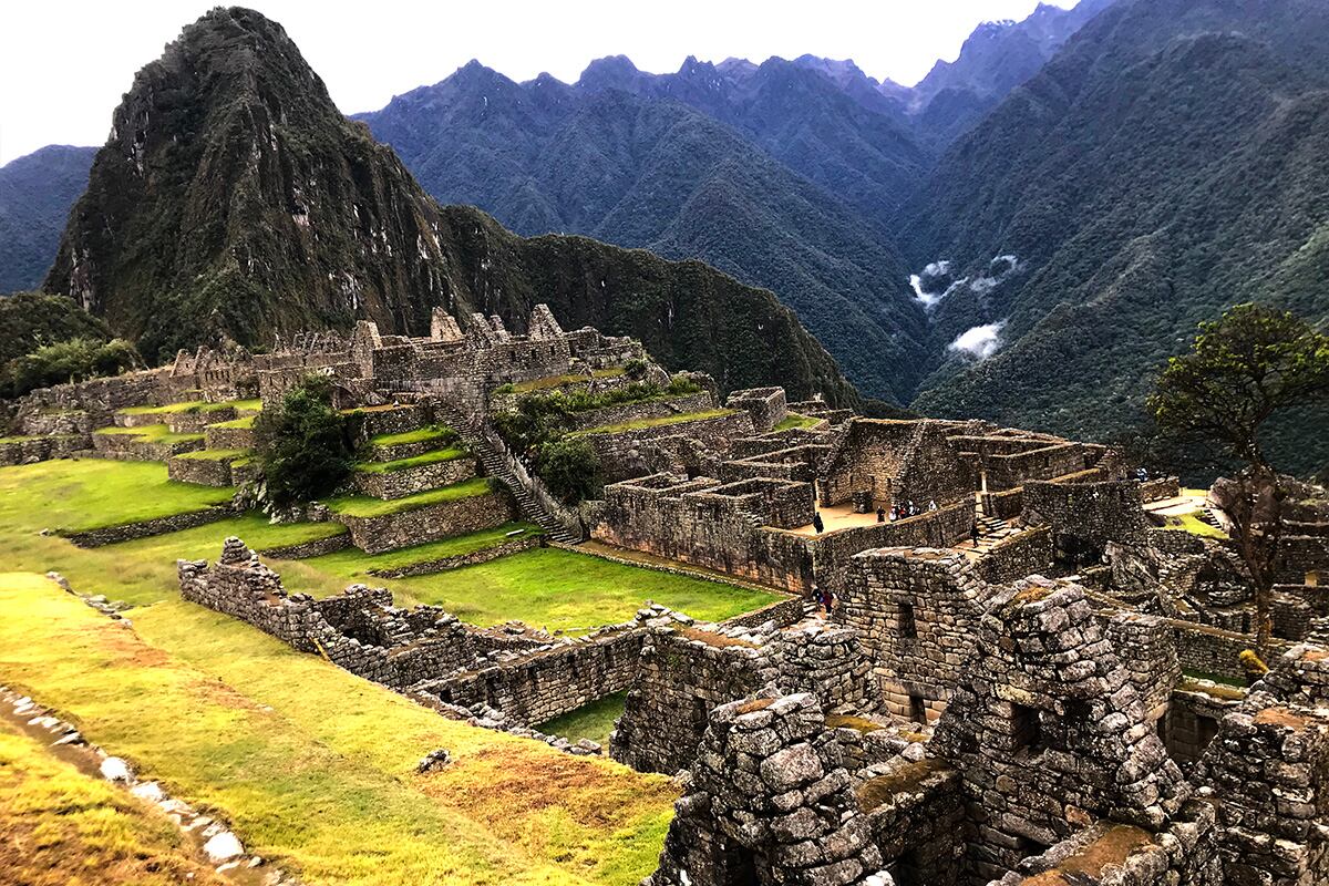 Machu Picchu (del quechua sureño machu pikchu, «Montaña Vieja») es el nombre contemporáneo que se da al antiguo poblado andino, construido a mediados del siglo XV, en una ladera rocosa que une las montañas Machu Picchu y Huayna Picchu en la vertiente oriental de la Cordillera Central, al sur del Perú y a 2430 msnm (altitud de su plaza principal).