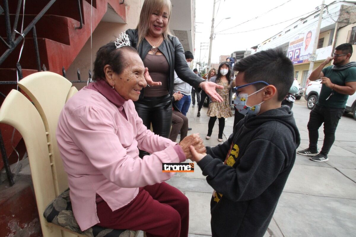 Doña Lidia Platero cumplió 101 años. Encantadora abuelita celebró con su familia y 'Las Mañanitas'. (Entrevista: Isabel Medina / Fotos: Alan Ramírez / Trome)