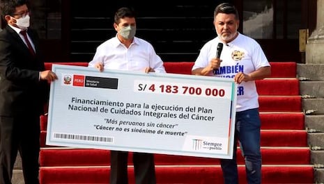 Pepitas de Trome: José Recoba mostró en el debate una foto de Pedro Castillo y Andrés Hurtado