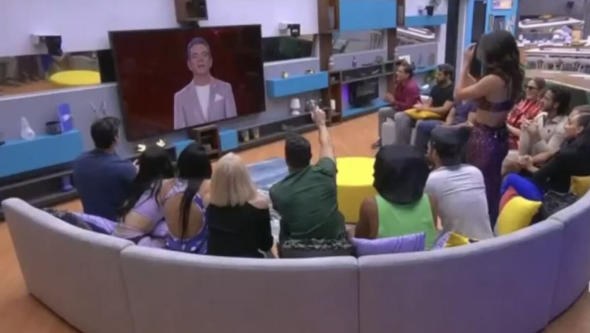 El bailarín pidió unos segundos de cámara para enviar saludos a su expareja (Foto: La casa de los famosos)