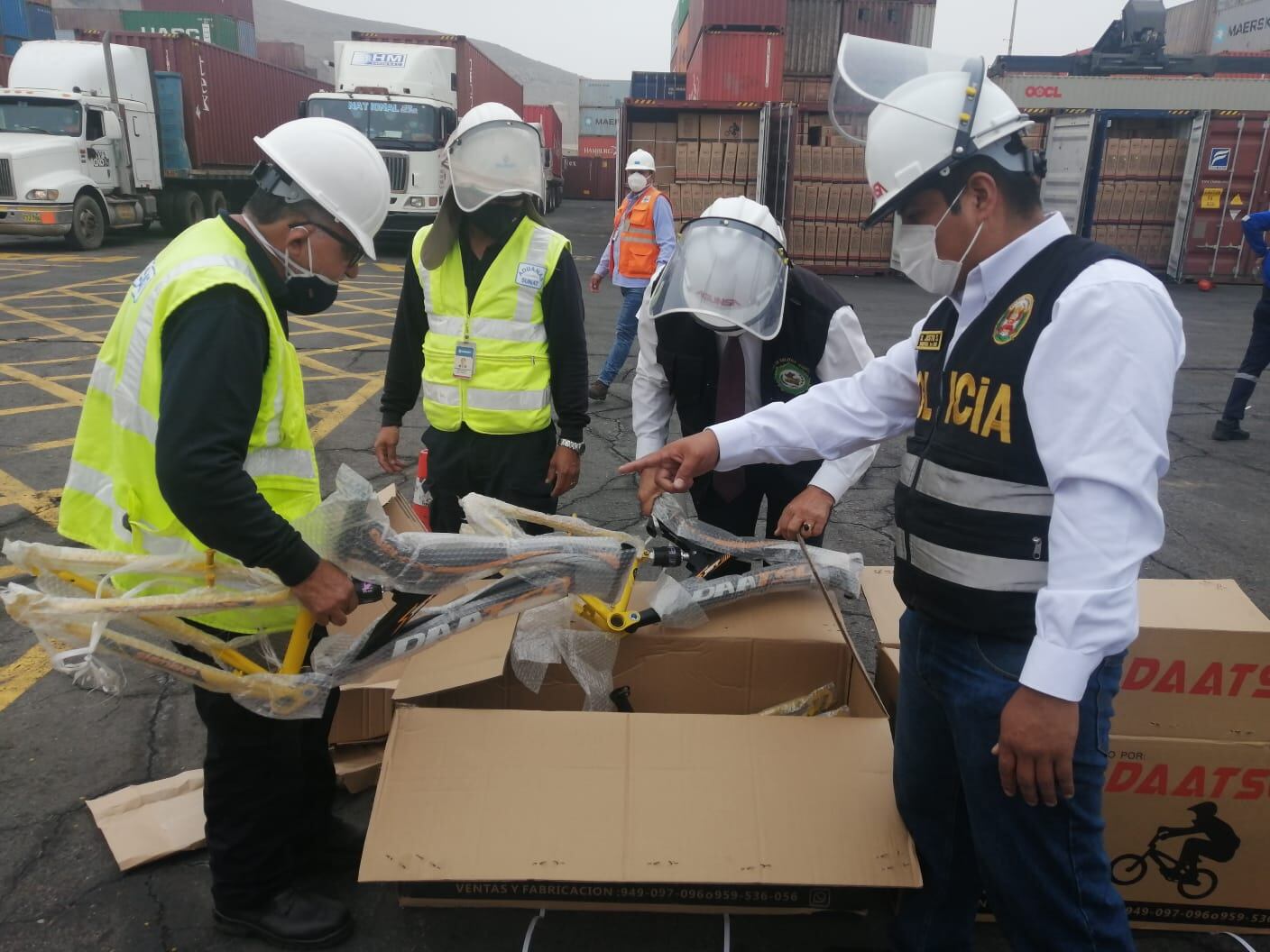Policías de la Dirección de la Policía Fiscal decomisaron cigarrillos y bicicletas de contrabando en dos importantes operativos en Pucusana y el Callao. El monto de lo incautado asciende a más de dos millones y medio de soles.