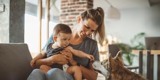 Nunca dejes a un perro solo con un bebé, por más tranquilo o cariñoso que parezca. Un movimiento brusco, un susto o una reacción imprevista pueden generar un accidente. Foto: Istock
