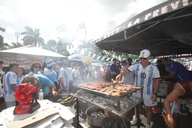 Aficionados vendieron platos típicos de ambos países fuera del Hard Rock Stadium. (Foto: Alan Ramírez /GEC)