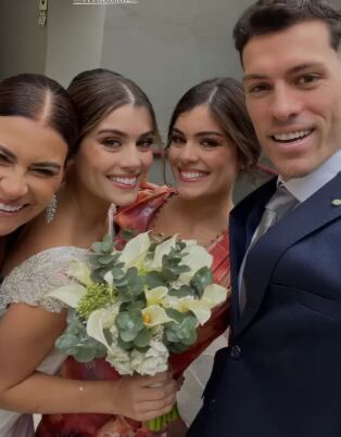 Mafer Parodi junto a Patricio Parodi y su hermana Majo Parodi el día de su boda en el 2023.
