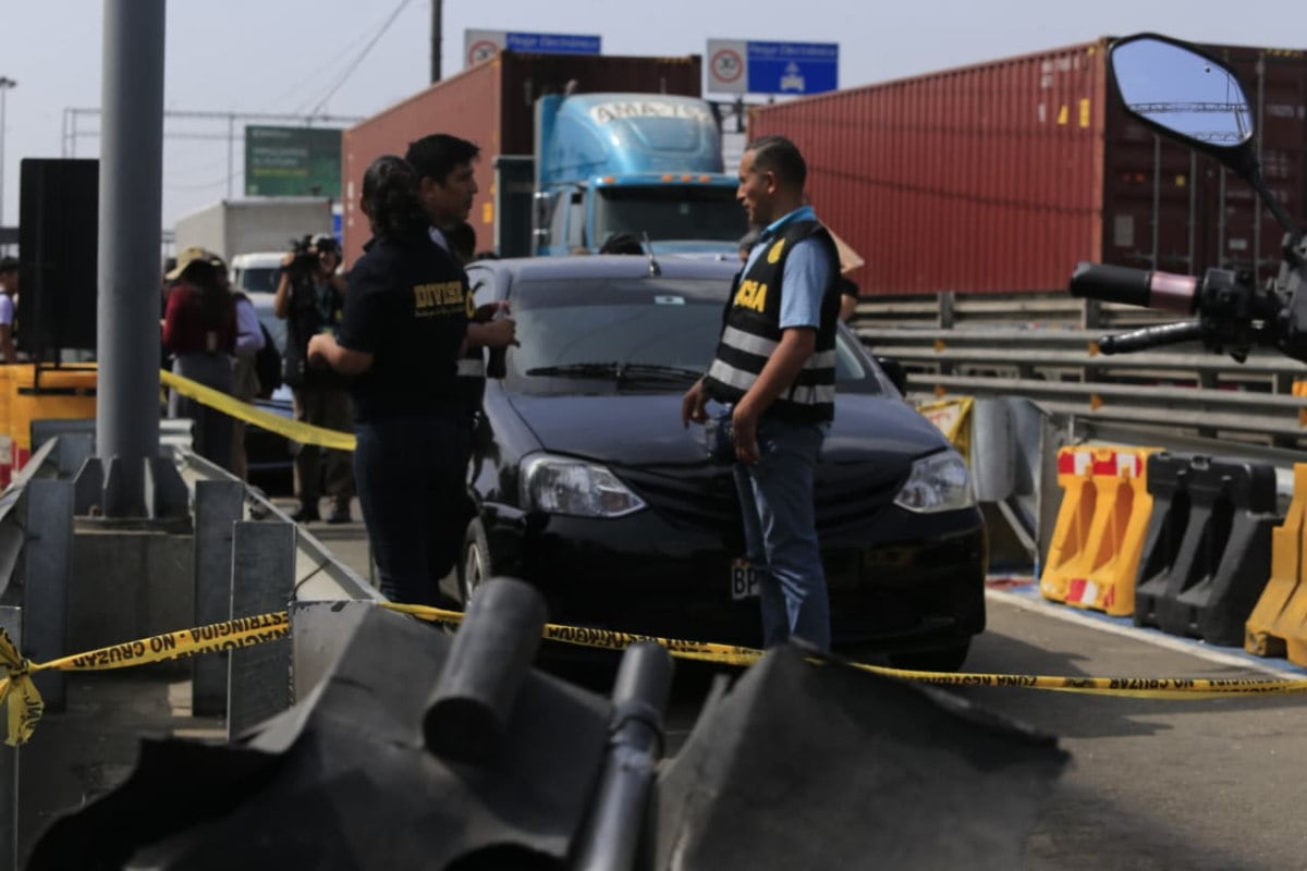En Ate, la Policía frustra secuestro y rescata a víctima. Agentes abatieron a uno de los delincuentes y detuvo a otros dos en el peaje de Monterrico. Foto: Cesar Bueno@photo.gec