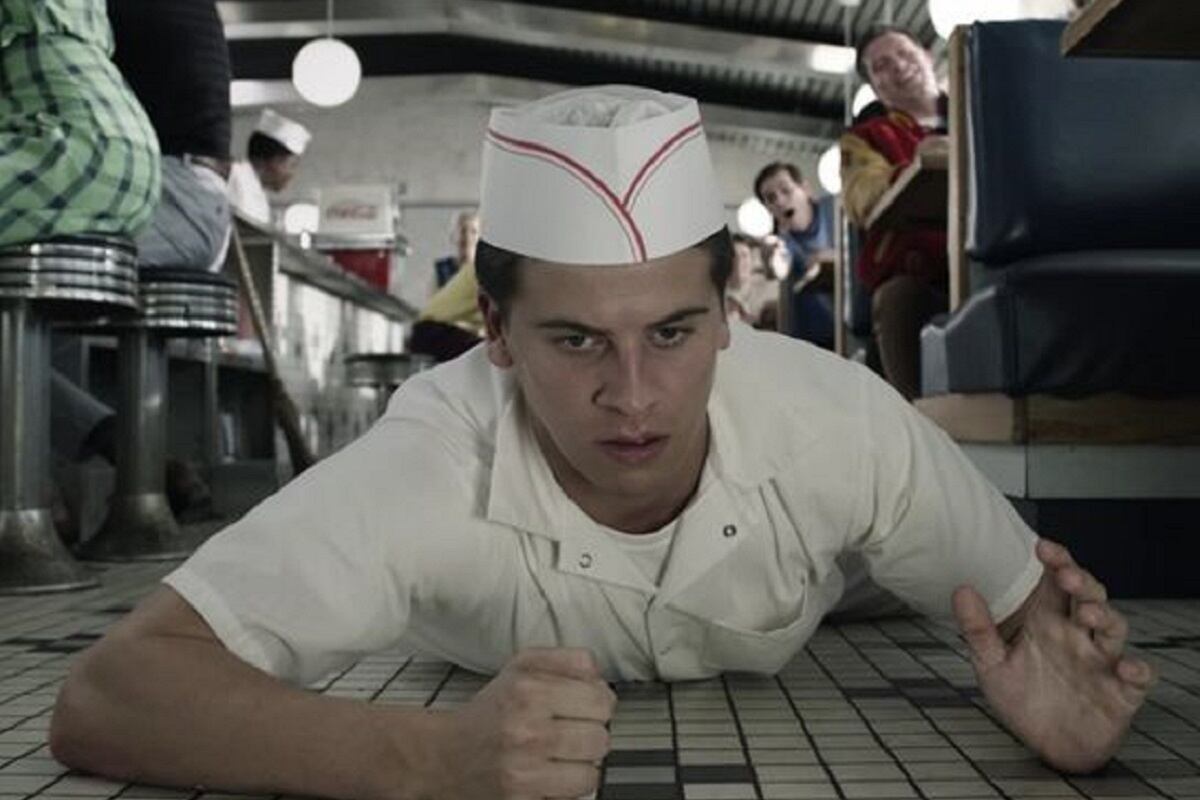 John Kreese también fue mesero en un restaurante en su juventud (Foto: Netflix)