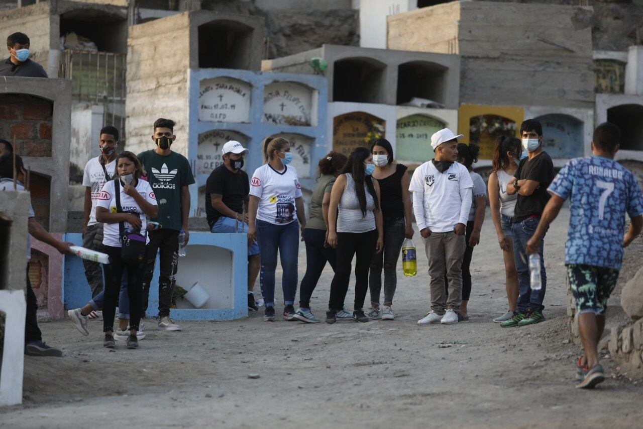 Pese a que está prohibido, seguidores del club aliancista se reunieron durante entierro de amigo en cementerio 'La Balanza'. | Foto: César Bueno