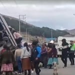 Puno: Camión con mercadería de contrabando se despista y población saquea todo | VIDEO