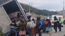 Puno: Camión con mercadería de contrabando se despista y población saquea todo | VIDEO
