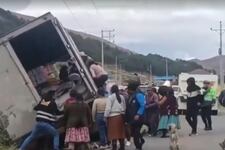 Puno: Camión con mercadería de contrabando se despista y población saquea todo | VIDEO