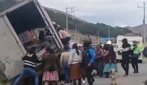 Puno: Camión con mercadería de contrabando se despista y población saquea todo | VIDEO