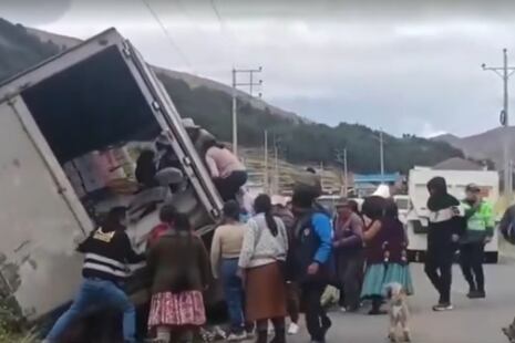 Puno: Camión con mercadería de contrabando se despista y población saquea todo | VIDEO