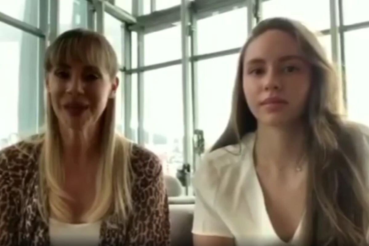 Alexia junto a su madre ratificando la acusación contra Héctor Parra (Foto: Ginny Hoffman / Instagram)