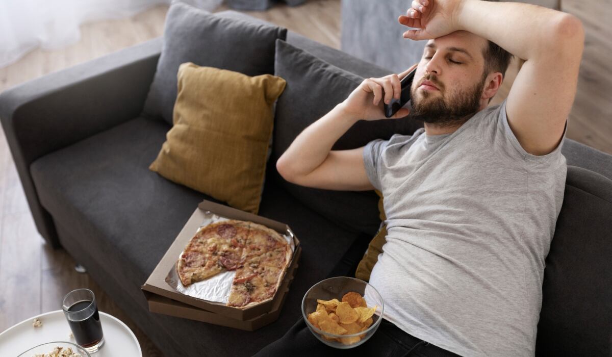 Revisa los riesgos asociados a una mala alimentación y cómo revertir estos problemas para mejorar tu salud. (Foto: Freepik).