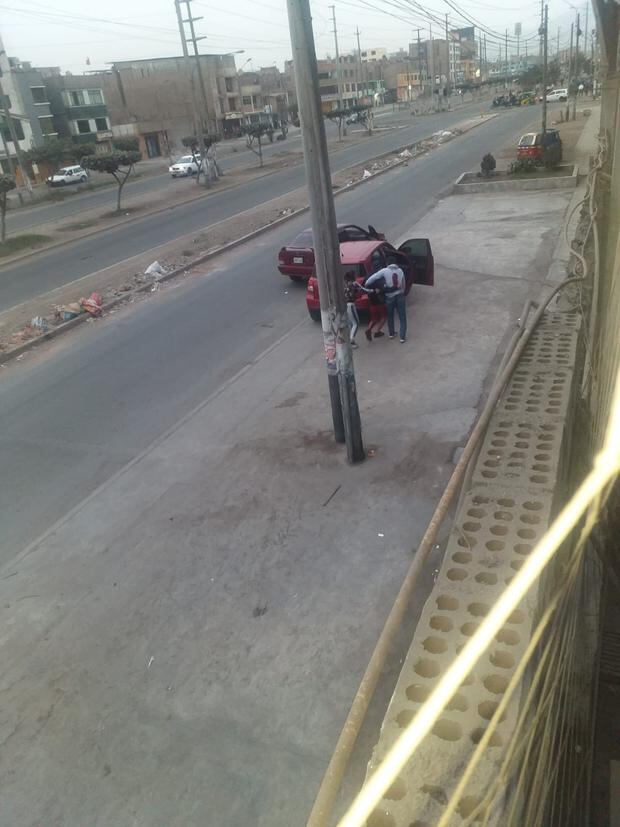 Un vecino grabó el momento en que los tres suboficiales de la Policía se retiran el día de la balacera. Carrasco estaba en el lado izquierdo, Jiménez al medio y Torre a la derecha.