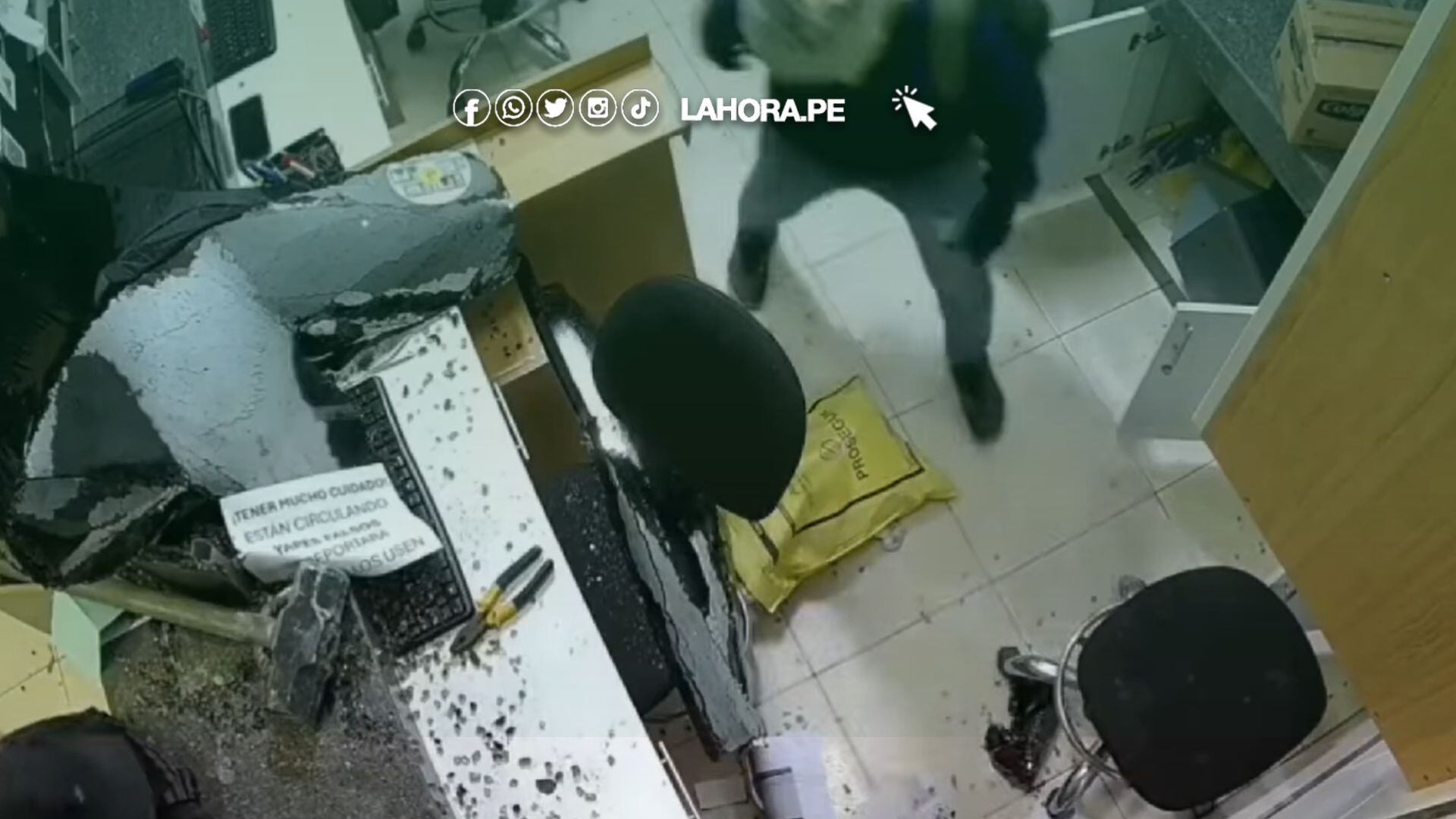 Cámaras de seguridad grabaron violento accionar de delincuentes. Foto: La Hora.