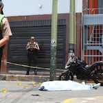 Chorrillos: Motociclista es asesinado de más de veinte balazos por sicarios en otra moto | VIDEO